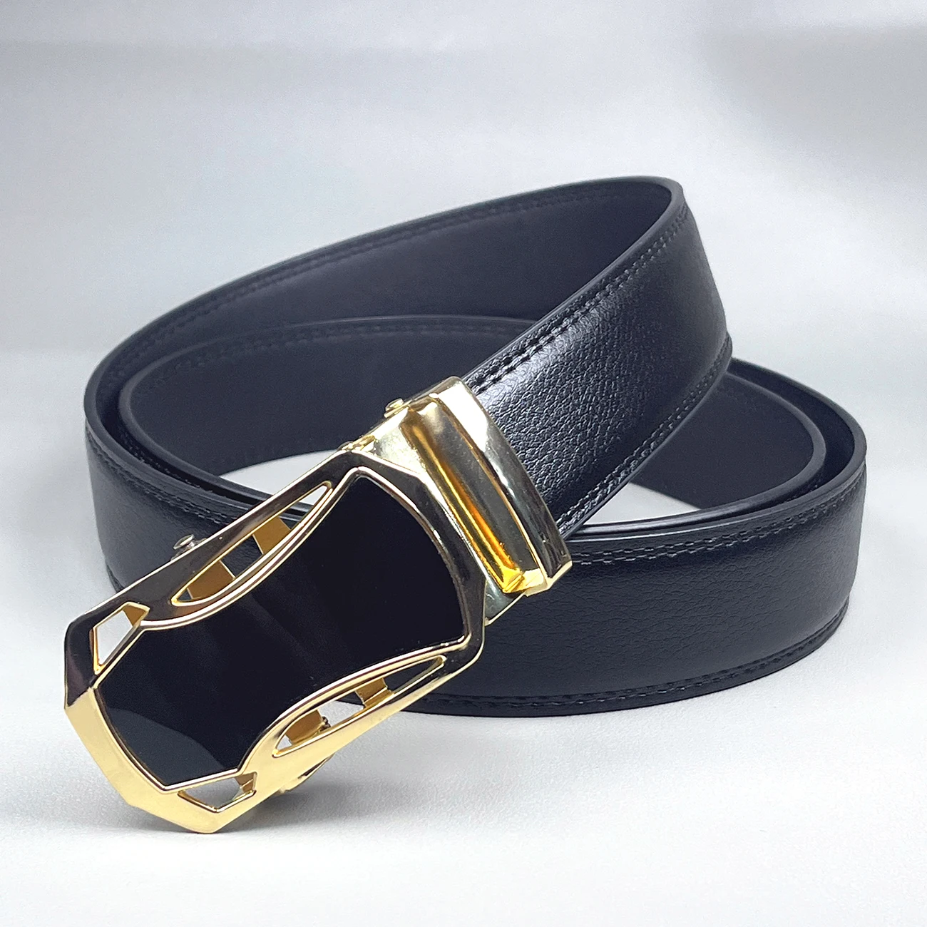 2025 اللون الأبيض أنيقة الرجال النساء للجنسين أحزمة جلدية حقيقية التلقائي مشبك العلامة التجارية الفاخرة أحزمة الذهب عالية الجودة