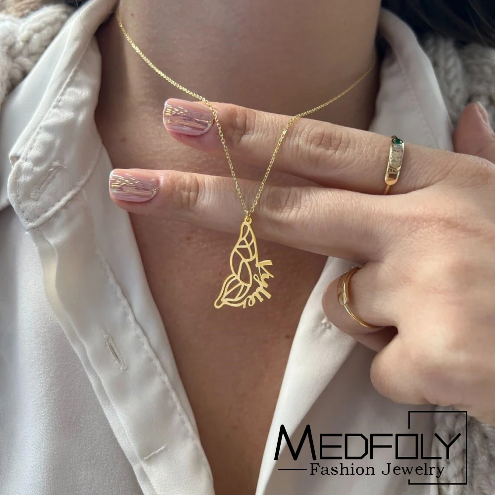 

MEDFOLY Personalized Name Necklace Engraved DIY Alphabet Stainless steel Butterfly Pendant Name Clavicle Chain Mother's Day Gift
