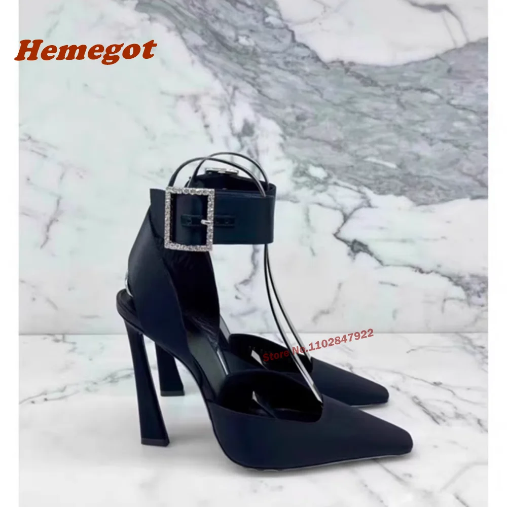 Sandalias de satén negro con correa en el tobillo para mujer, zapatos elegantes con hebilla grande de cristal en punta, estilo extraño, 2024