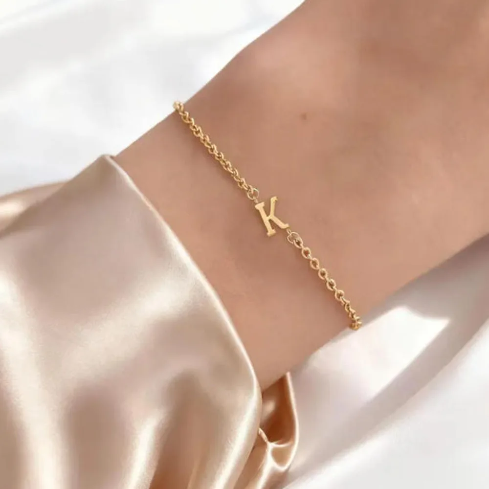 

Personalized gold letter bracelet, stainless steel material, customizable letter name pendant
