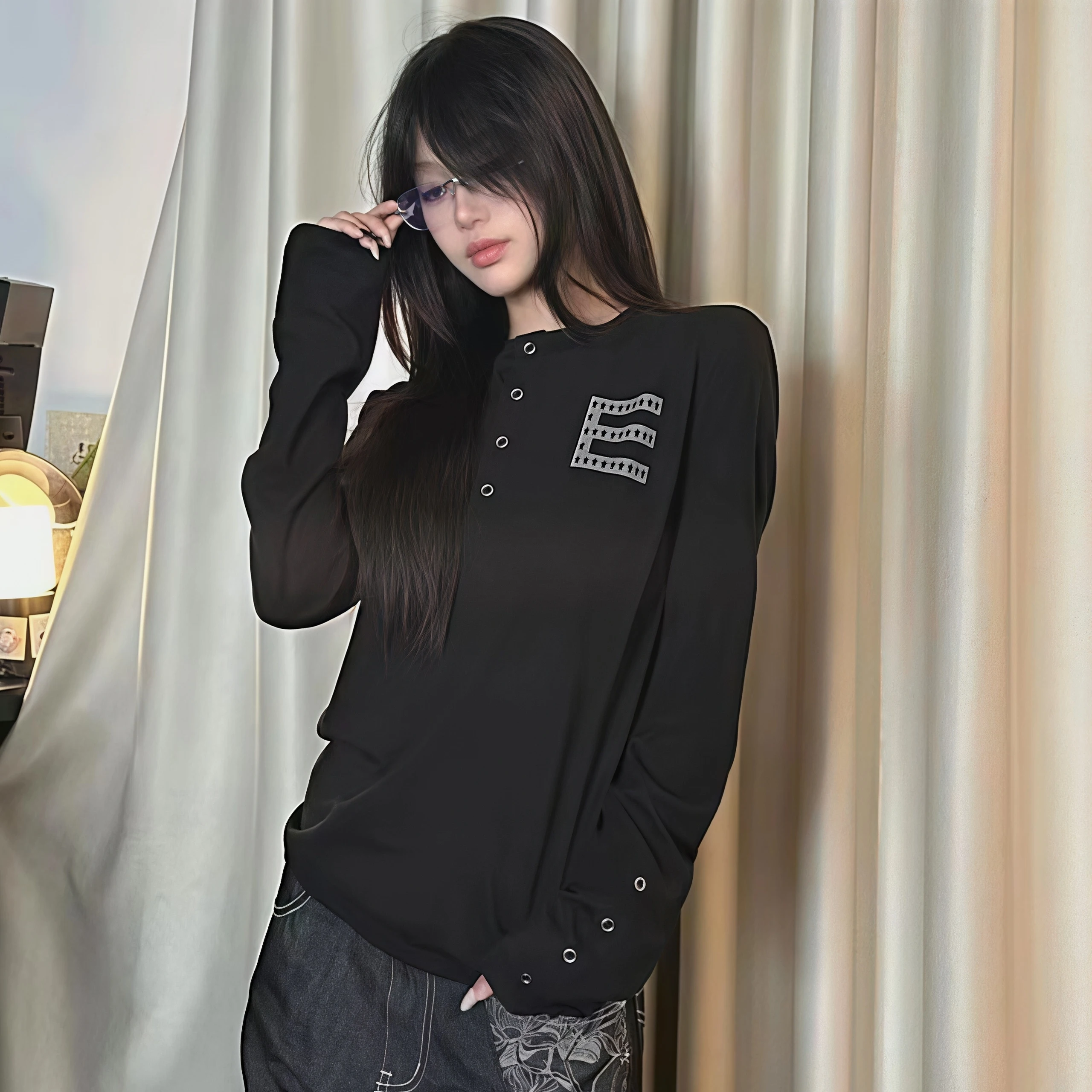 Damen-Oberteil mit Henley-Kragen, Langen Ärmeln, Totenkopf-Abzeichen-Druck, Ösen-Dekor, Geteilter Manschette, Y2K Gothic Slim-Fit Streetwear Bluse – Detail 7