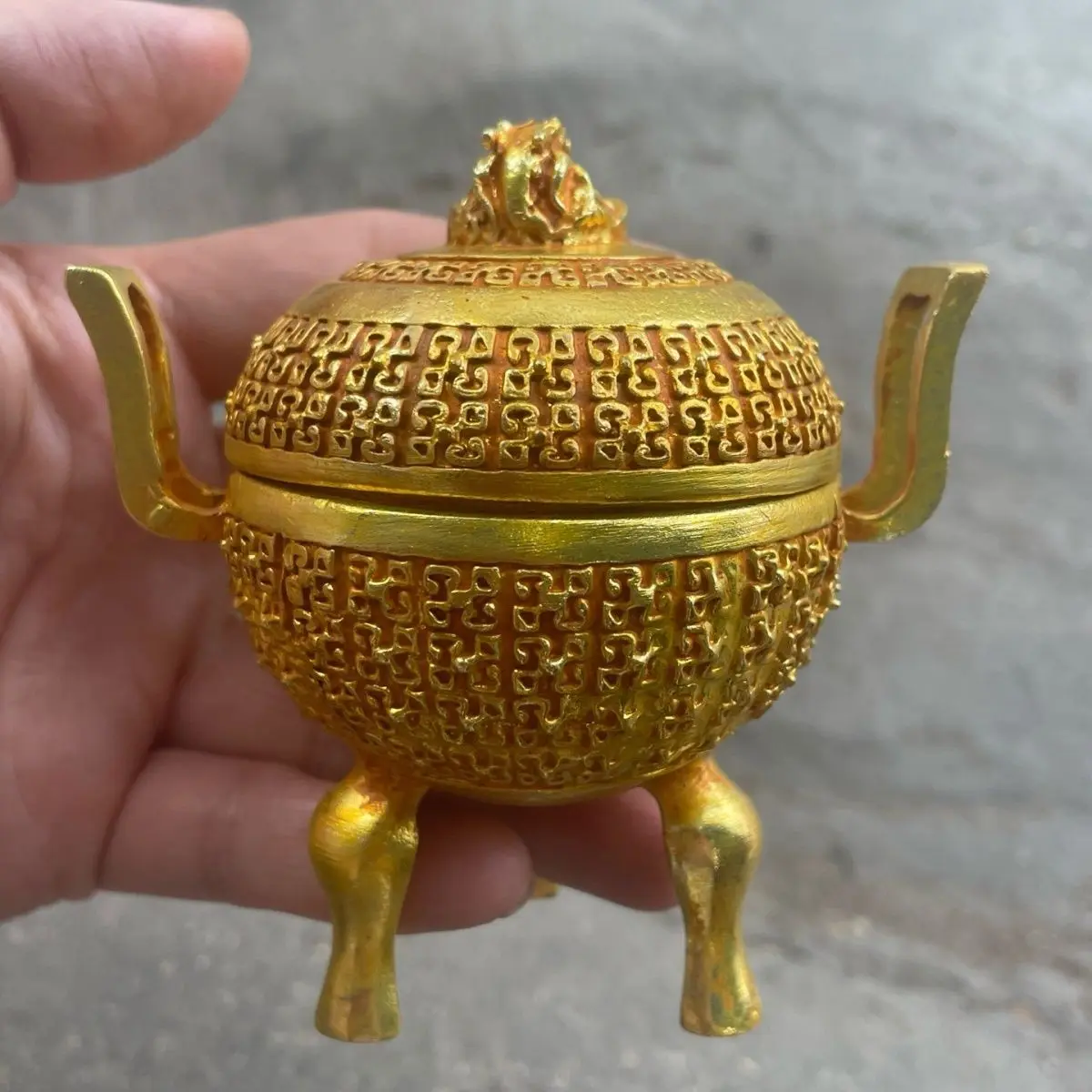Three-legged ancient gilt indoor official hat Dragon HeadRaisingRuyi Beads Threelegged binaural covered incense burner ornament