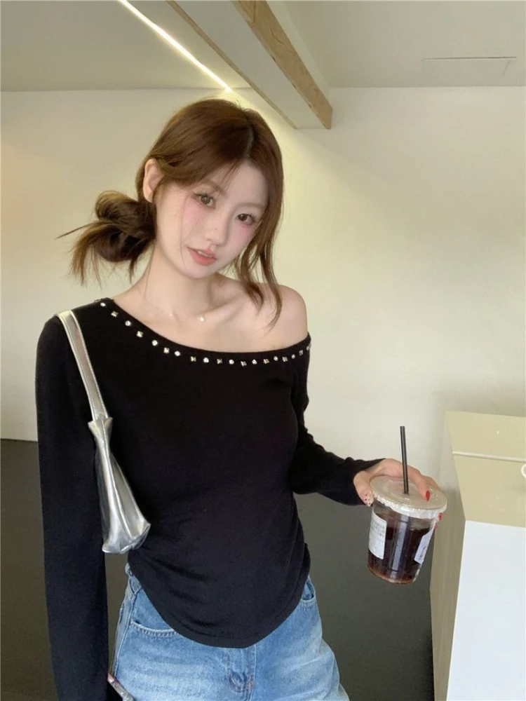 Streetwear Rivetto Off Spalla T-shirt da donna sottile Manica lunga Moda coreana Tees Abbigliamento femminile Inizio autunno Top Y2k Chic