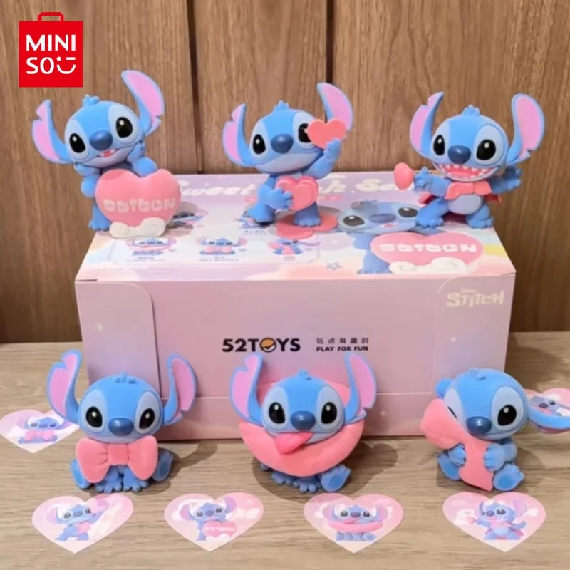 MINISO animación Stitch polvo cálido serie caja ciega Linda muñeca de punto de dibujos animados adornos de escritorio 520 regalo para novia
