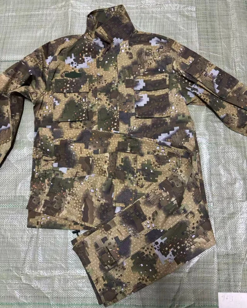 Outdoor camouflage clothing, including jacket and pants