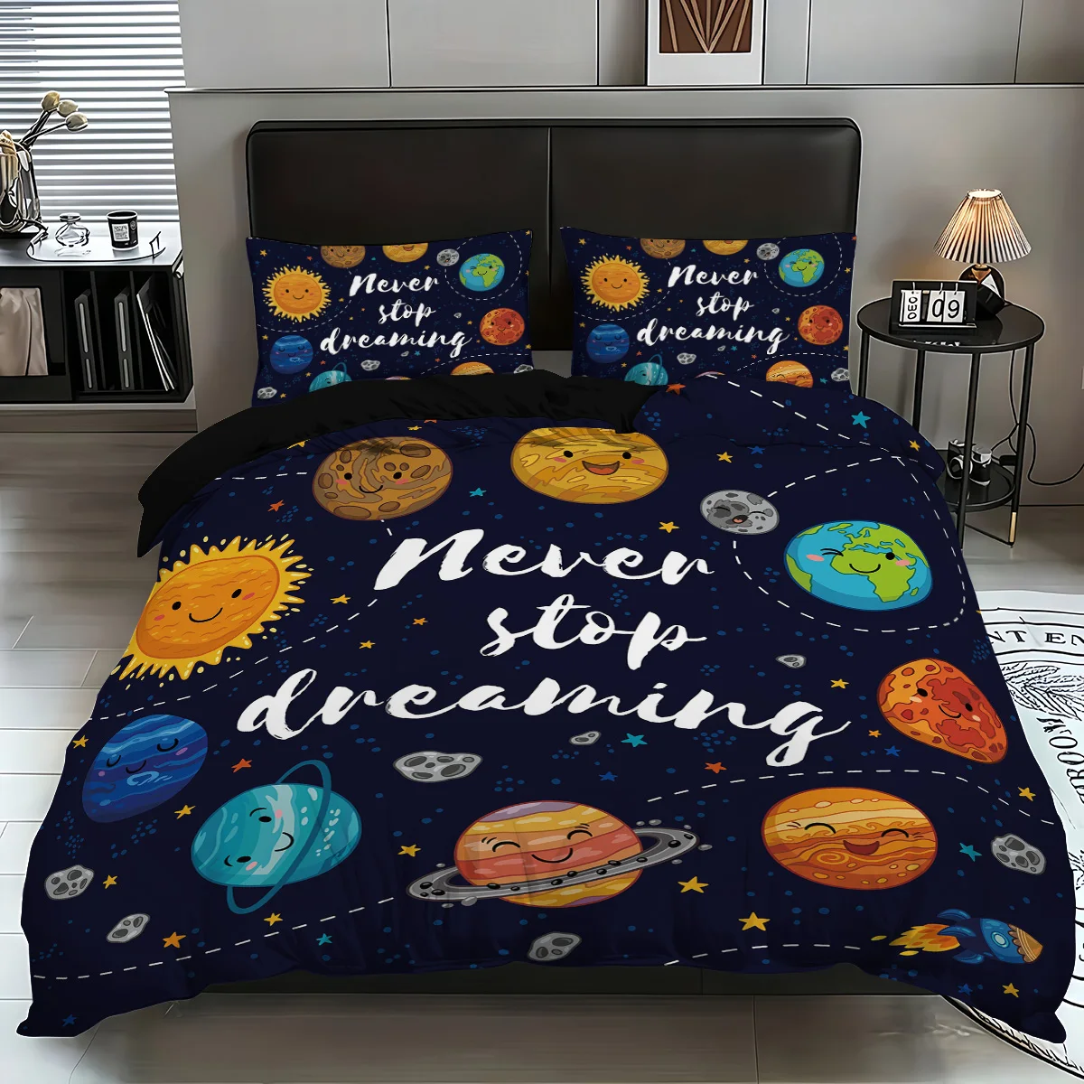 Juego de funda nórdica con patrón de planeta y cielo estrellado de dibujos animados de 3 piezas, 1 funda nórdica + 2 fundas de almohada, sin núcleo. Juego de cama suave y cómodo.