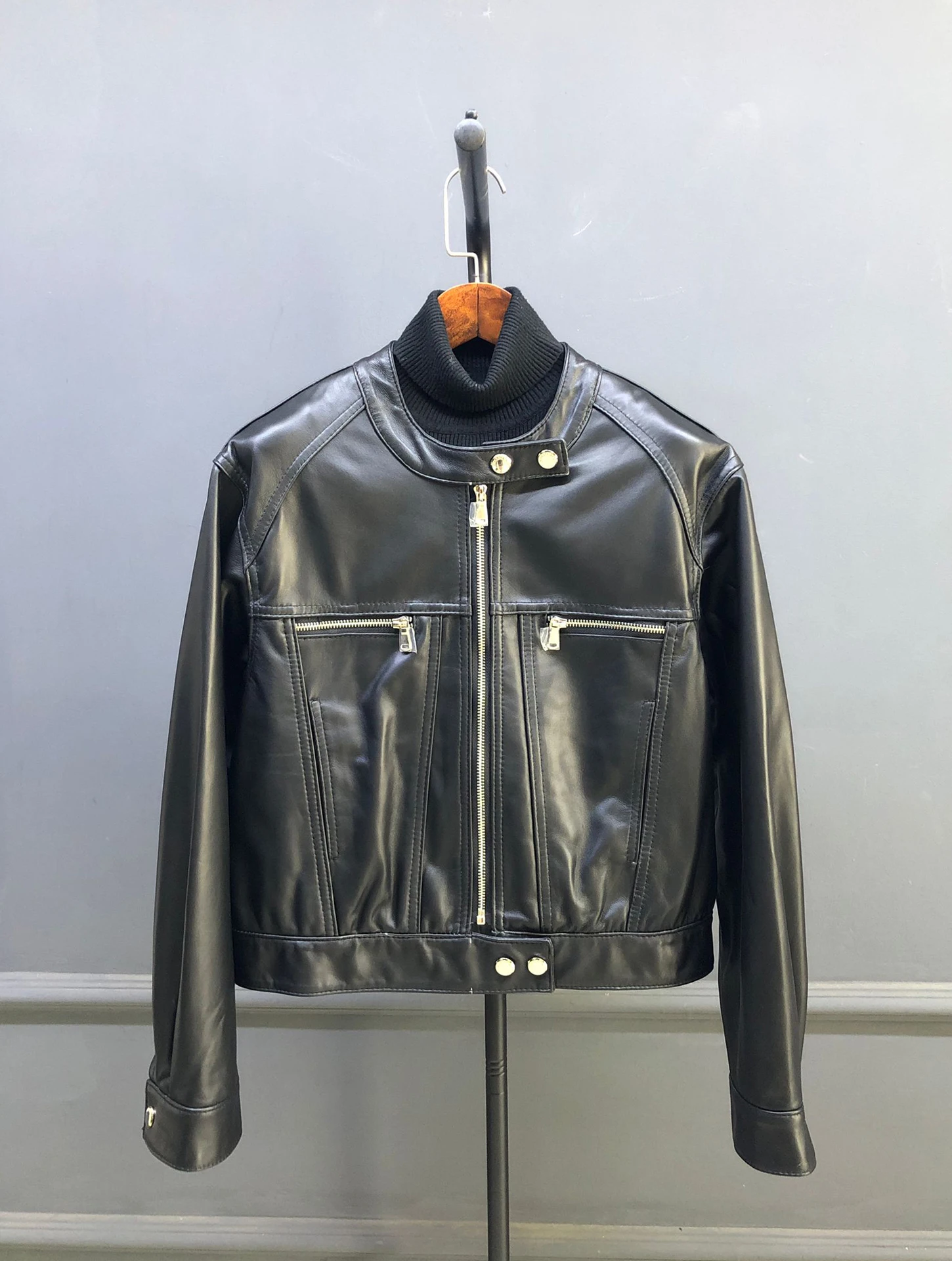 Jaqueta Casual Feminina de Couro de Pele de Carneiro com Zíper, Estilo Biker, Gola Alta, Casaco Solto de Couro Real para Mulheres