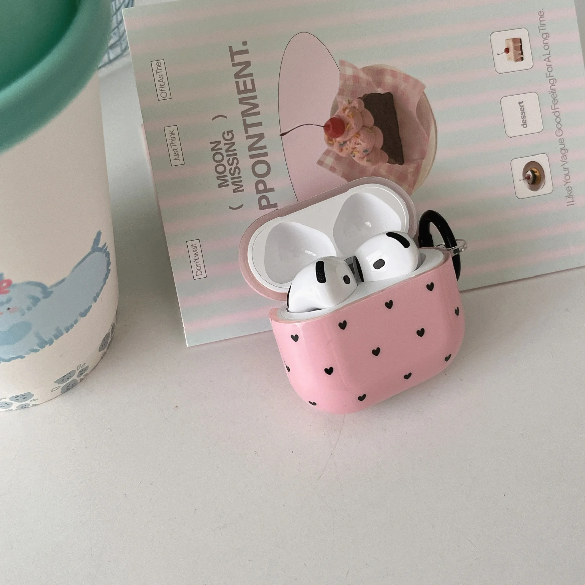 حافظة هاتف بسيطة كاملة الشاشة على شكل قلب صغير وردي وأسود بلون سادة مع غطاء حلقة سوداء لأجهزة AirPods 1 2 3 4 Pro 2 Pro 3