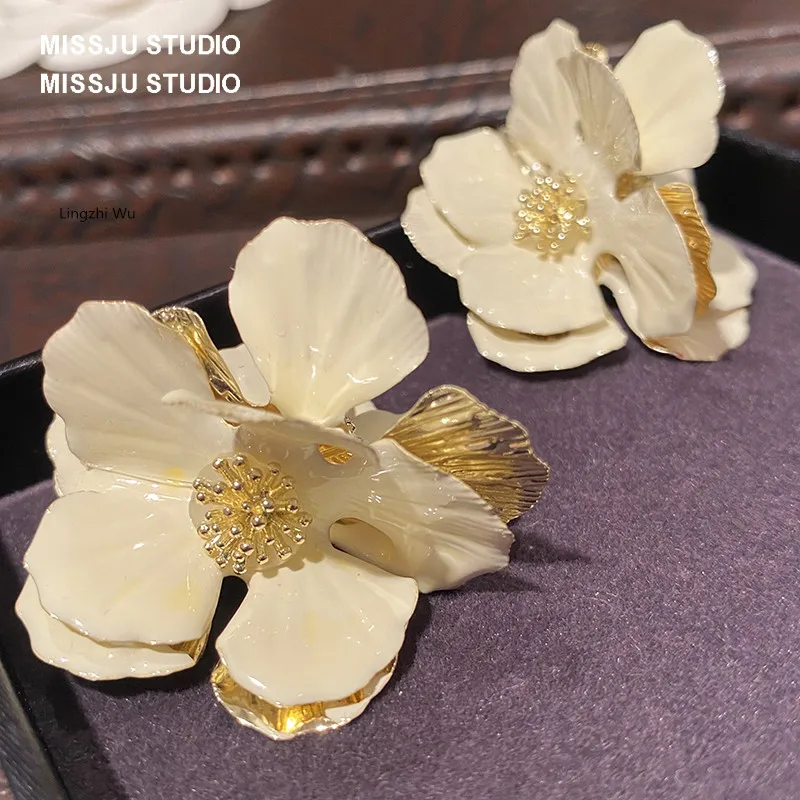 

Lingzhi Wu Star Brand White Petal Earrings Top Quality Elegant Vintage Ear Decoration Female Flower Fashion New Arrival