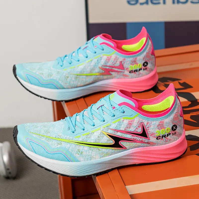 

Мужская и женская спортивная обувь. Стильные и профессиональные кроссовки для бега. Удобная и универсальная обувь для тренировок.