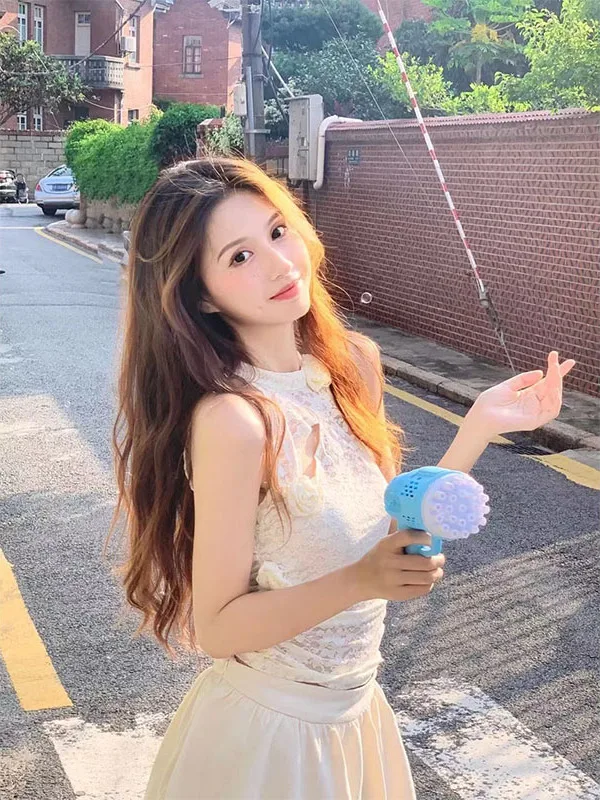 

Комплект из топа без рукавов с рюшами и кружевом на бретелях и короткой юбки: модный летний женский наряд с высокой талией, дышащий и легкий