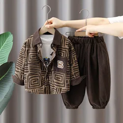 2024 Primavera Autunno Coreano Bambini Ragazzi 3PCS Vestiti Set Camicie stampate in cotone Cappotto di velluto a coste Pantaloni larghi Vestito Bambino Ragazzi Abiti