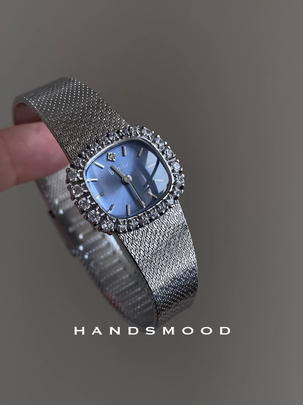 

A sophisticated and elegant brass-blue women's wristwatch with a touch of luxury and style. A fashionable quartz watch.