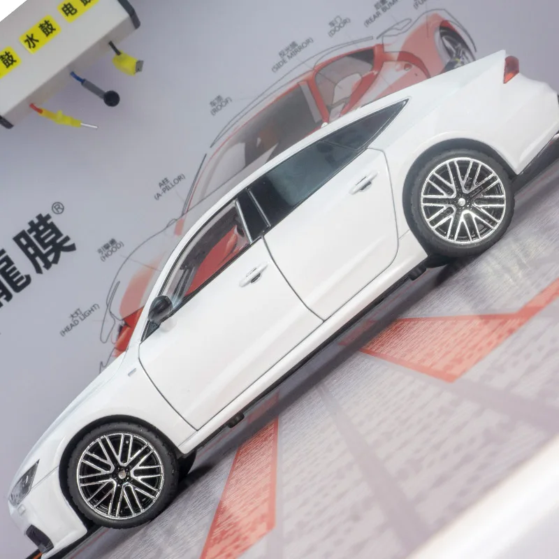 Simulación 1:24, modelo de coche de aleación Audi A7, puertas y capó de motor, el maletero se puede abrir, suspensión de dirección, sonido y luz