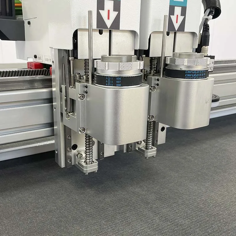 Macchina da taglio a coltello vibrante con alimentazione automatica ad alta precisione per abbigliamento/scarpe e borse
