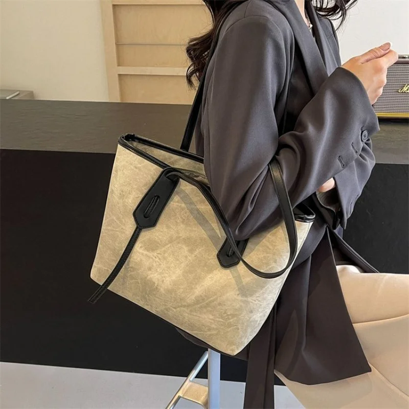 

Women's Handbag Made Of Lotus-Patterned Leather Boasting Paris Commuter Vintage Daily Look​