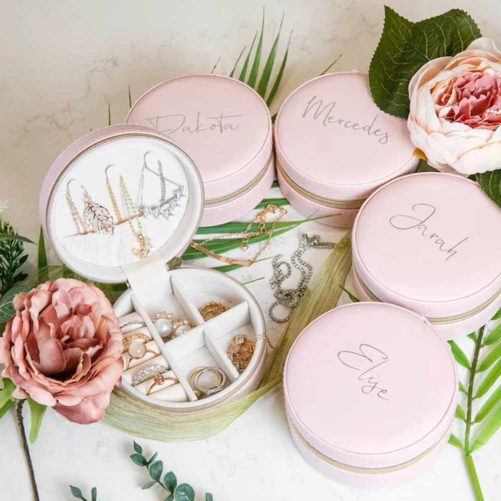 

Wedding Personalized Pu Leather Storage Box Round Jewelry Box Bridesmaids Gifts Multilayer Jewelry Box Necklaces Earrings Rings