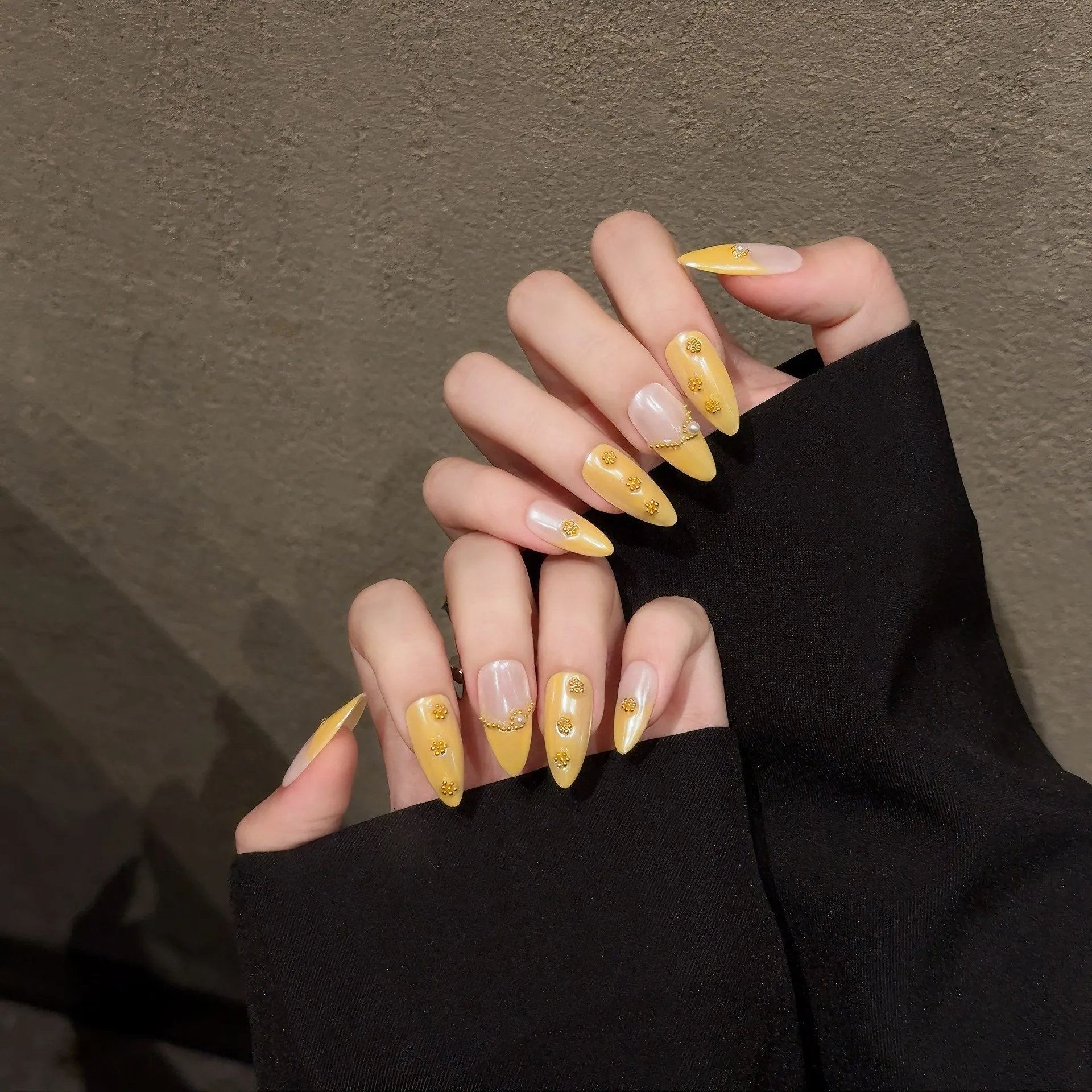 Ręcznie robione naciśnij na paznokcie Błyszczące złote francuskie migdałowe sztuczne paznokcie z perłowym koralikiem Odpinane, nadające się do noszenia modne naszywki na sztuczne paznokcie