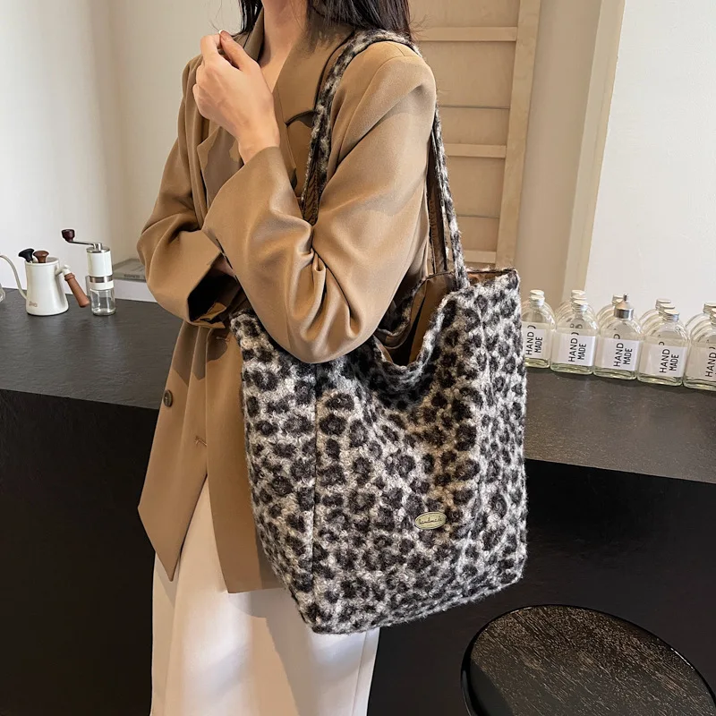 Popular Large-capacity Bag Women's 2024 Autumn and Winter New Shoulder Bag Plush Leopard Print Commuter Retro Bucket Bag