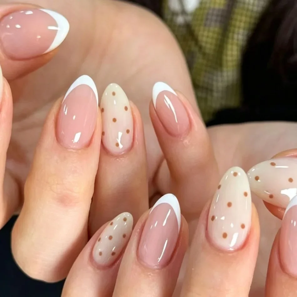 Nude-weiße French-Tip-Nägel mit braunen Tupfen, handgefertigt, zum Aufkleben, niedliche, wiederverwendbare künstliche Nägel für den täglichen Gebrauch, Partys und Feiertage, JT39