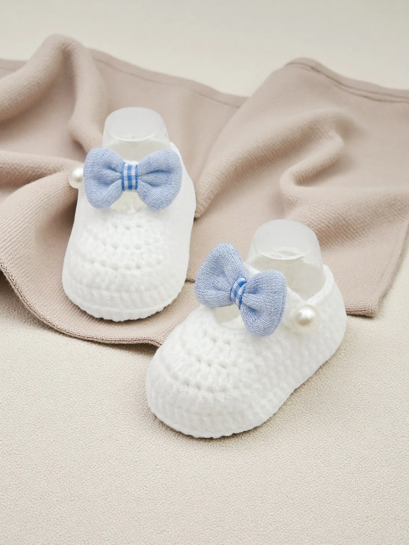 

1 пара вязаных пинетков для маленьких девочек с синим бантом, белые детские тапочки с жемчужным акцентом, детская обувь на мягкой подошве
