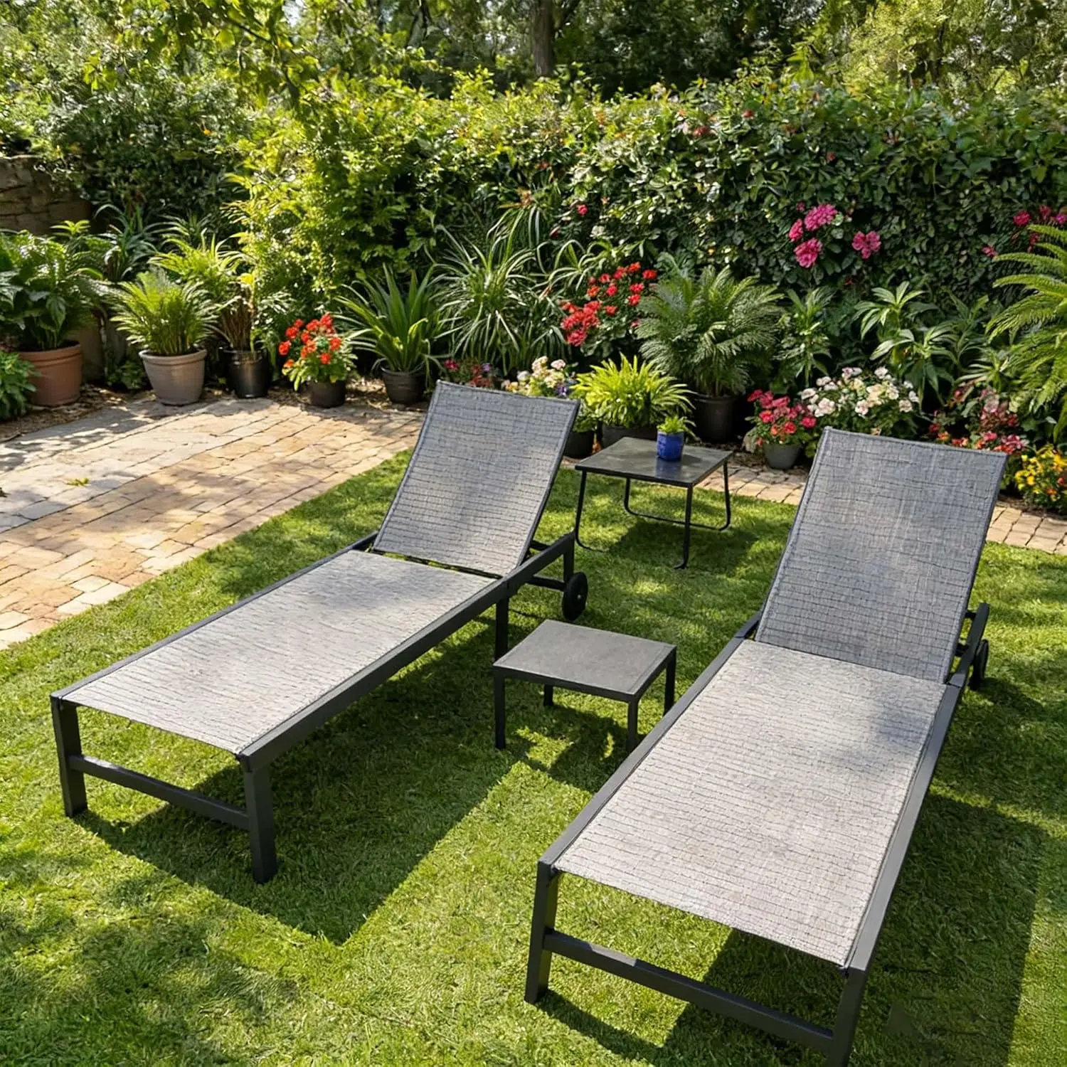 

Набор уличных шезлонгов-реклайнеров с регулируемой спинкой, колесами и столиком, серый микс