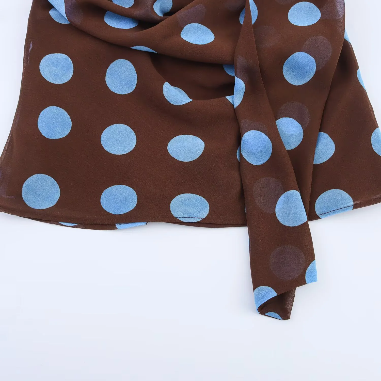 夏の新しい女性の薄いスカーフ水玉模様の首輪トップ非対称ミッドウエスト半透明スカートセット