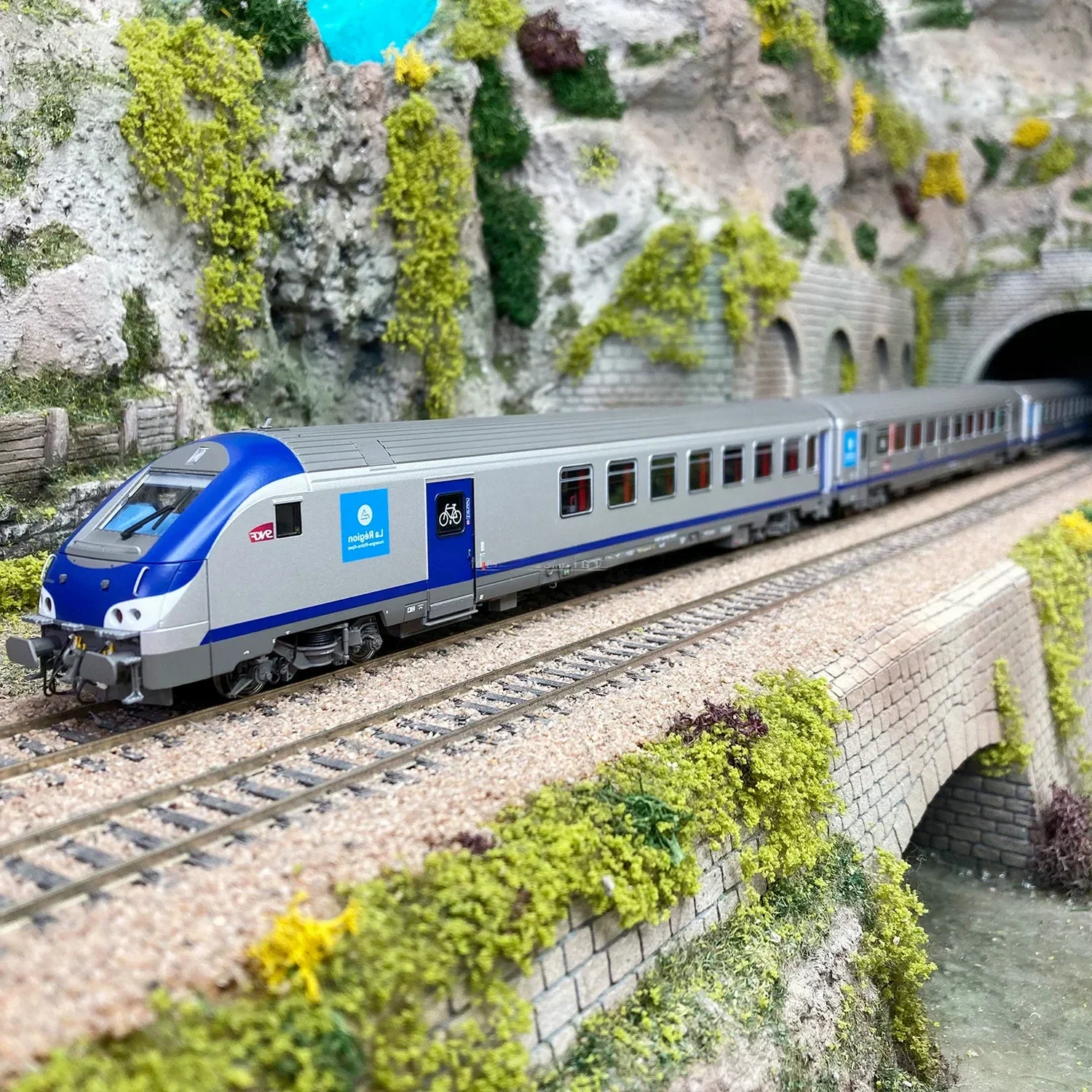 Train Model LS MODEL HO Type 1/87 LSM Intercity Train DC Version 41232 Blue Label 3 Section Set