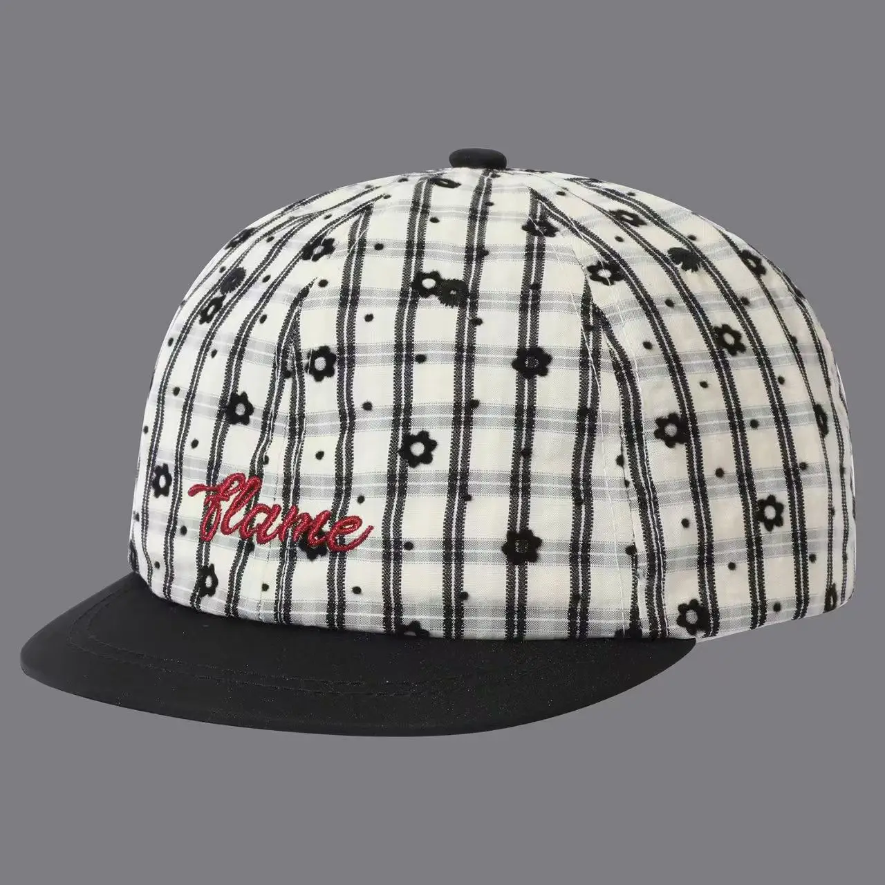 Striped small flower lettering embroidered baseball cap with a flat brim,suitable for street casual style and for daily outings.