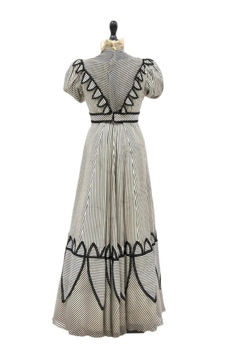 فستان يوم مخطط على الطراز القوطي لعام 1830 من القرص الفيكتوري الإدواردي دوقة بعد الظهر للمشي زي الحرب الأهلية جنوب حسناء الكرة ثوب