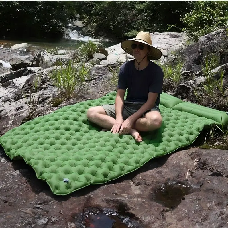 materassino-gonfiabile-rapido-con-motivo-a-pois-azionabile-a-pedale-collegabile-per-piu-persone-leggero-e-facile-da-riporre-per-esterni