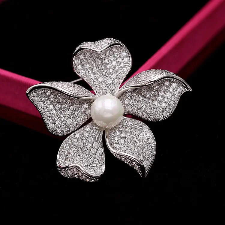O versátil broche de flor é um acessório de suéter de pino de lótus da moda para mulheres 2025 novo