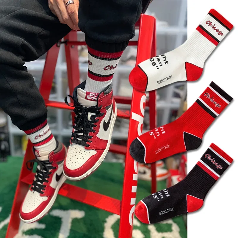 Calcetines de skate callejero para hombre en negro y rojo, perfectos para deportes casuales y parejas con estilo