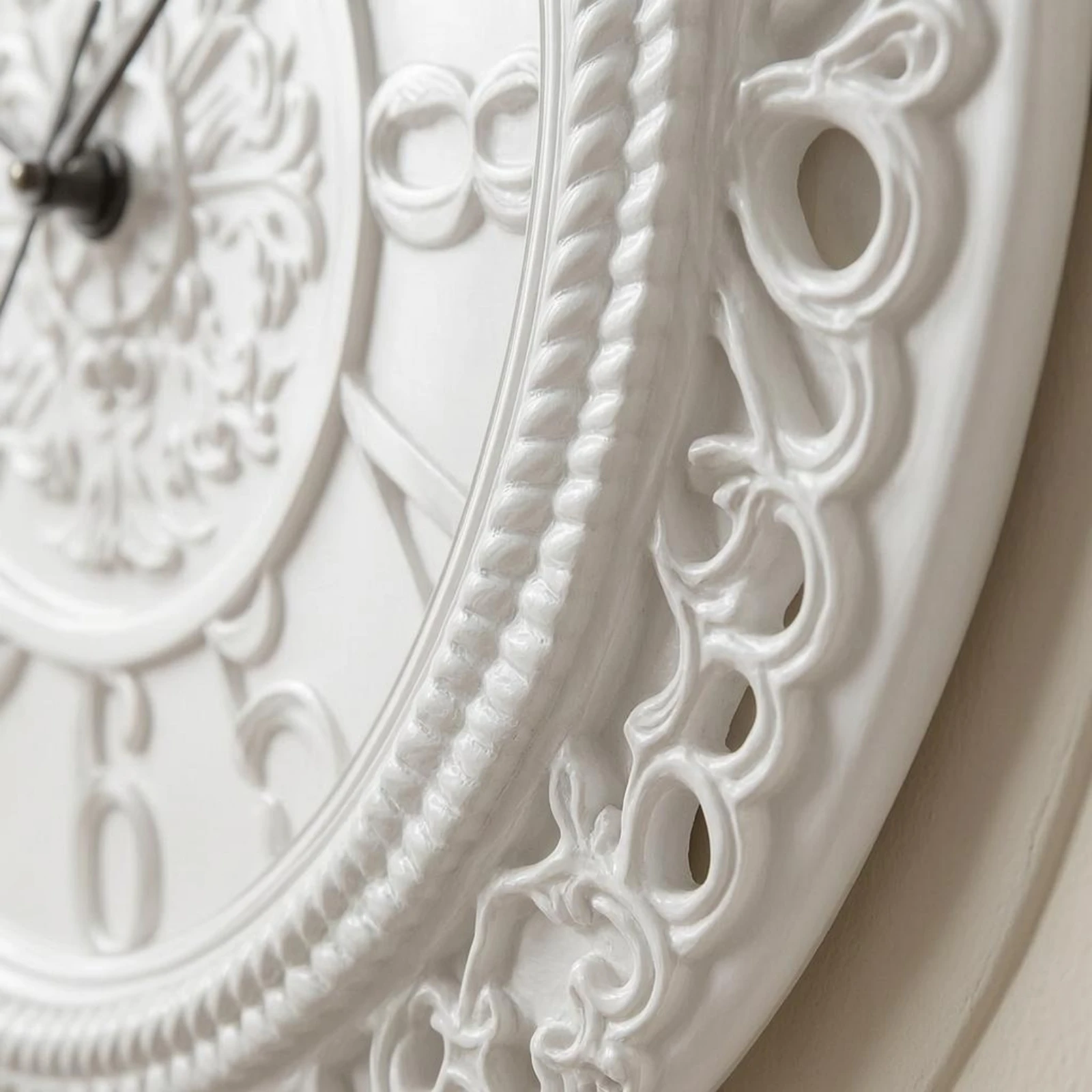 Vintage Round Wall Wall Clock Antique-Inspired Vintage Wall Wall Clock Home Decor Quartz Movement Decorative Finish