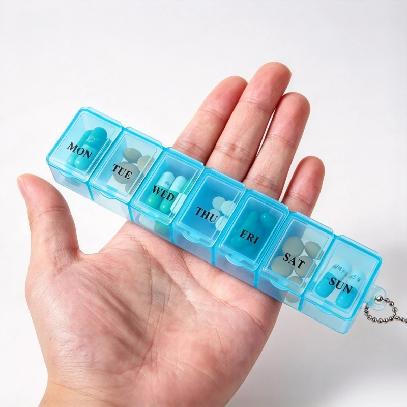 7-Tage-Wochen-Pillenorganizer, bunte Mini-Pillenbox, tragbarer Medikamentenbehälter mit Schlüsselanhänger, Tablettenetui mit Knopföffnung – Detail 6