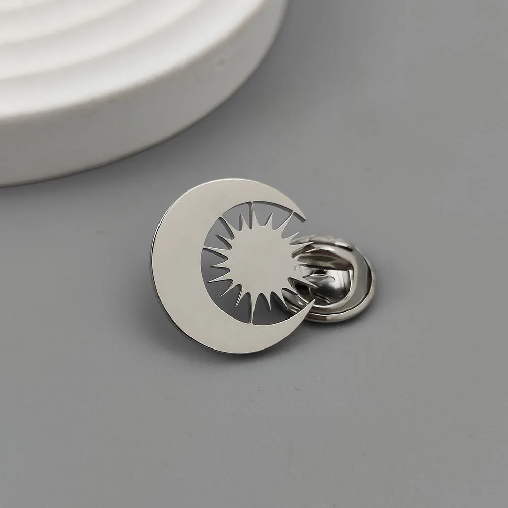Cross border hollowed out sun and moon brooch made of stainless steel material, factory direct sales of men's shirt accessories