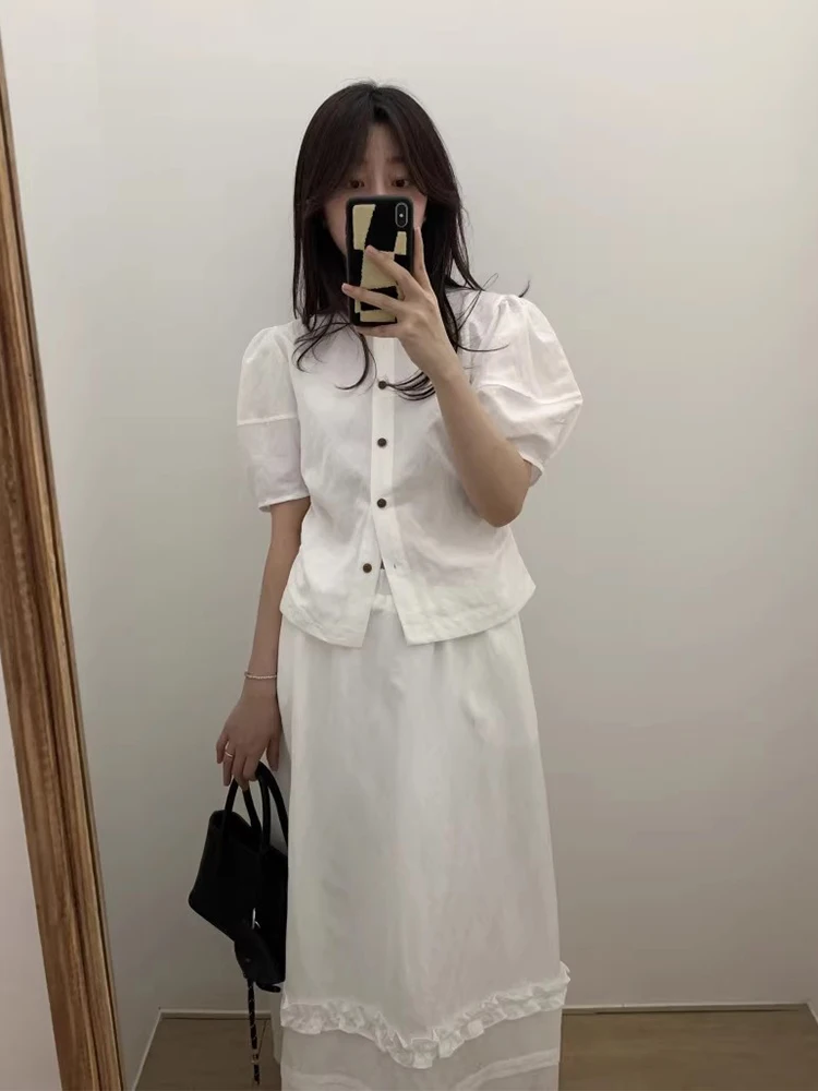 قميص ليانغليانغ الأبيض بأكمام فقاعية للنساء، تصميم صيفي جديد مع تنورة قصيرة مدمجة، طقم من قطعتين أنيق