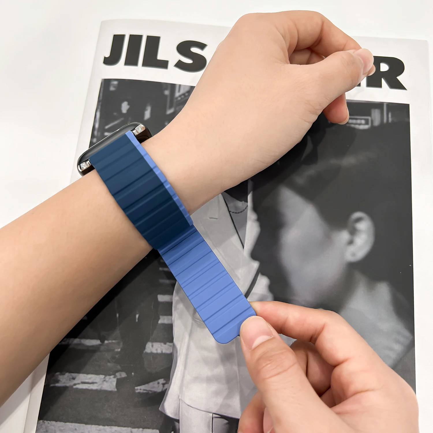 Silicone strap for Apple watch 8 7 45mm 41mm 6 5 4 3 2 SE 44mm 42mm 40mm Smart watch magnetic wrist strap for iwatch ultra 49mm