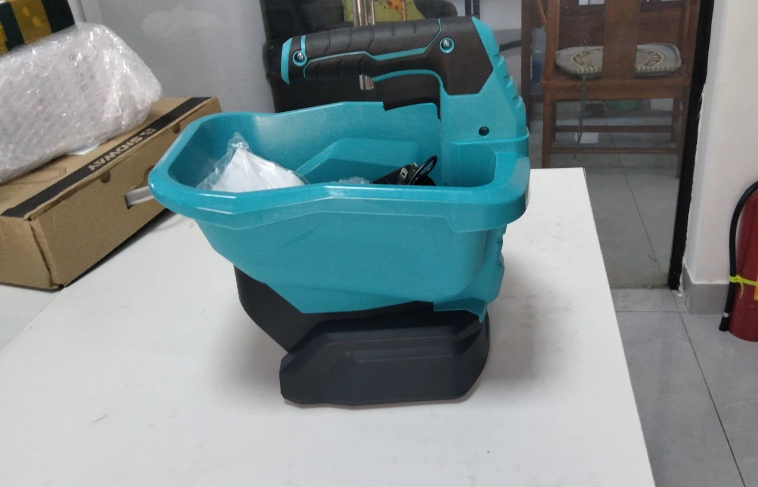 

Fertilizer Spraying and Sowing Machine Portable Fertilizer Sprayer Grass Seed Vegetable Small Sowing and Feeding Machine