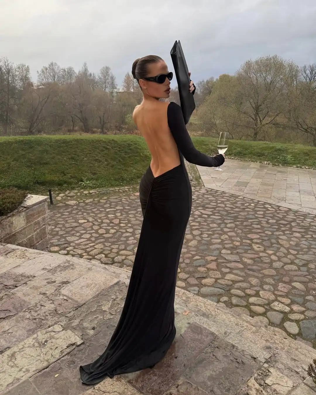 Abito lungo sexy senza schienale nero da donna elegante solido manica lunga abiti lunghi slim pieghettati vuoti 2025 abiti da sera da donna