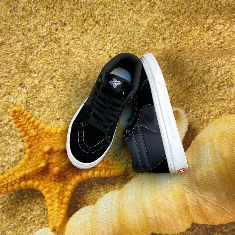 2026 popular mid top black skateboard shoes with soft soles, dirt resistant, handmade stitching technology, trendy shoes, plus s