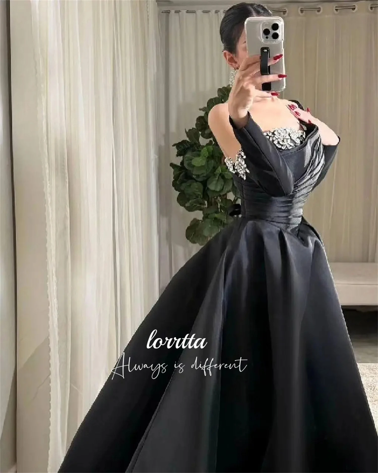 Loretta ชุดราตรีตกแต่งหรูหราซาติน Ball Gown อย่างเป็นทางการสายชุดแต่งงานสีดําสําหรับโอกาสพิเศษที่กําหนดเอง