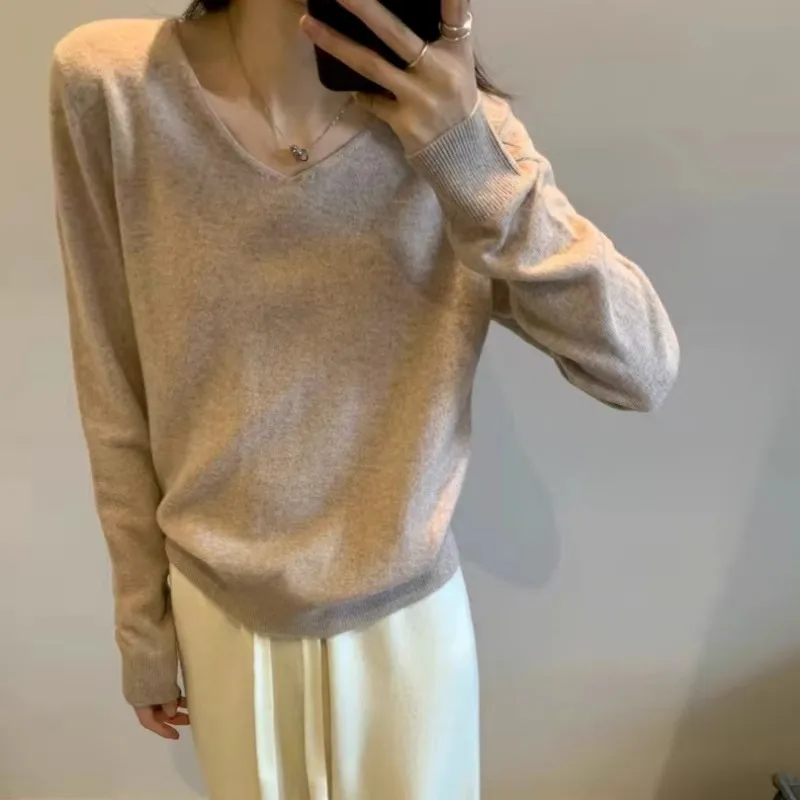 เสื้อสเวตเตอร์แคชเมียร์คอวีทรงหรูหราสำหรับผู้หญิง ฤดูใบไม้ร่วงและฤดูหนาว ทรงหลวมและนุ่ม พร้อมเนื้อผ้าถักจากขนสัตว์ที่หนาขึ้น