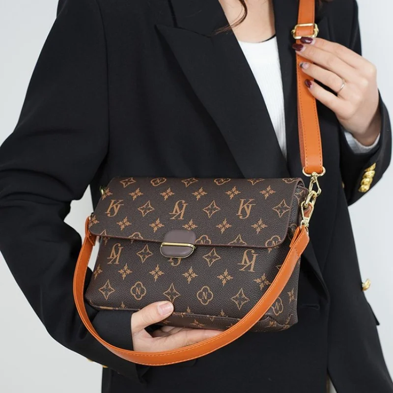 Elegant Leather Women's Messenger Bag High-End Luxury Sleek Texture Trendy Daily Commuter Vintage Casual Bag​