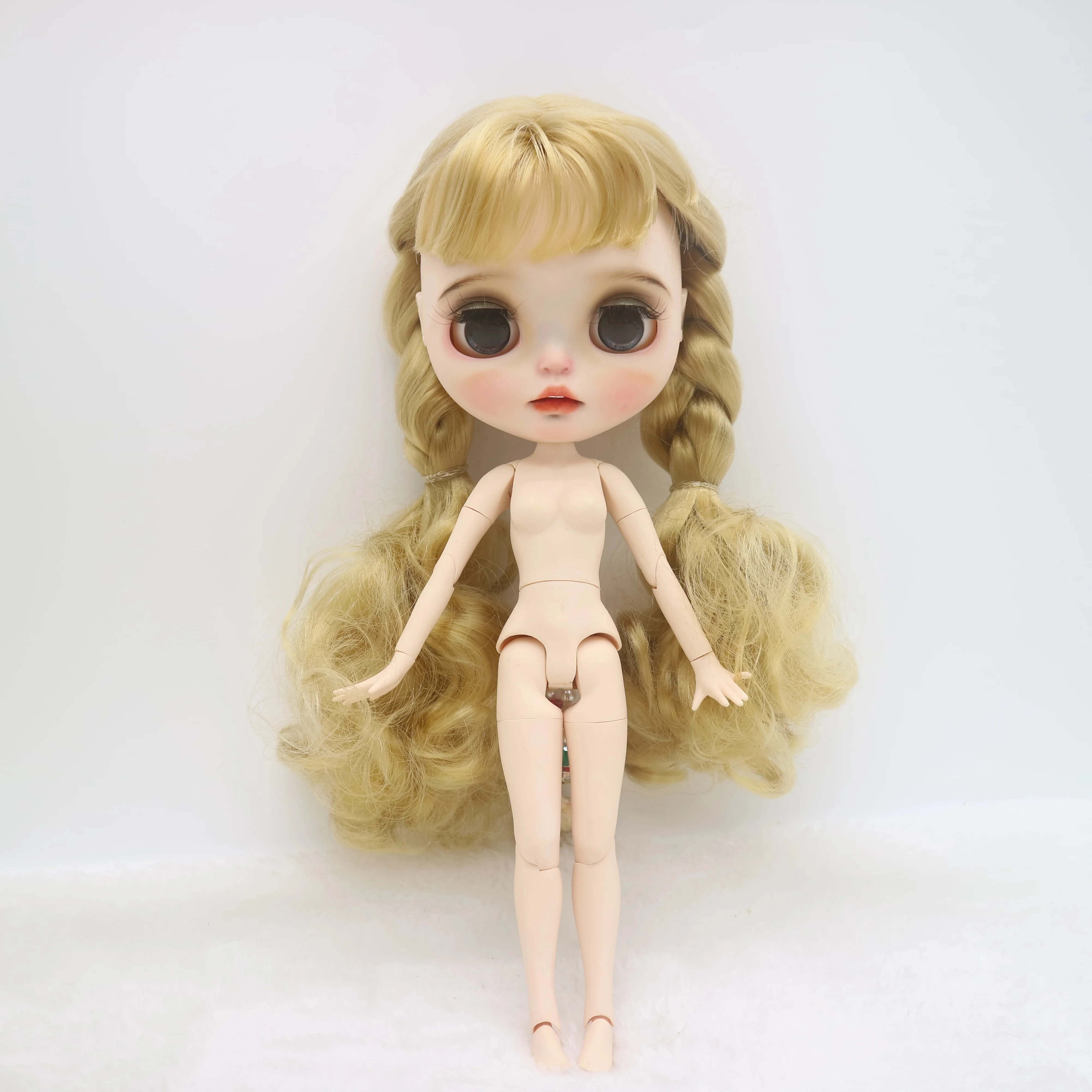 BJD Customized Blyth doll  by hand customized  body and hair is similar