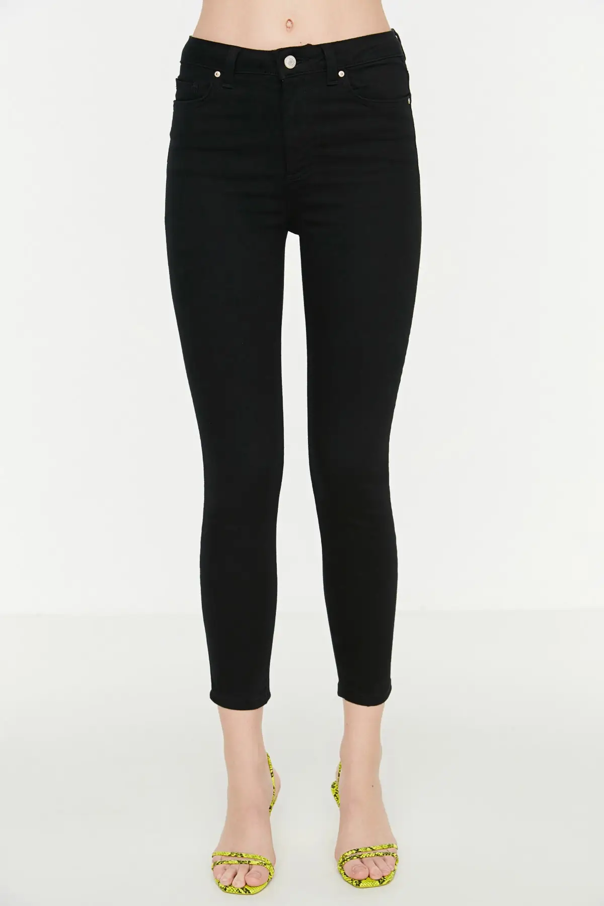 Frauen unverblasste schwarze Röhrenjeans mit hoher Taille