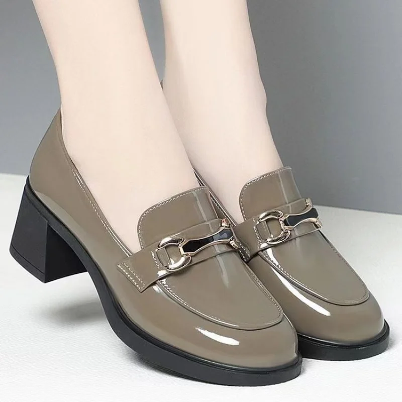 Damen-Loafer mit Metallschnalle für Frühling/Herbst – Slip-On-Mutterschuhe mit klobigem Absatz, vielseitige, bequeme Pendlerschuhe