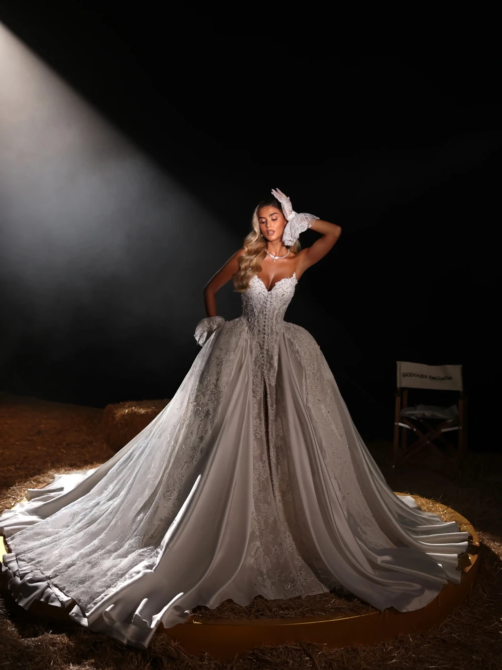 فستان زفاف رومانسي عتيق من الدانتيل مطرز بفتحة عالية وقطار طويل لحفلات الزفاف الأنيقة #2