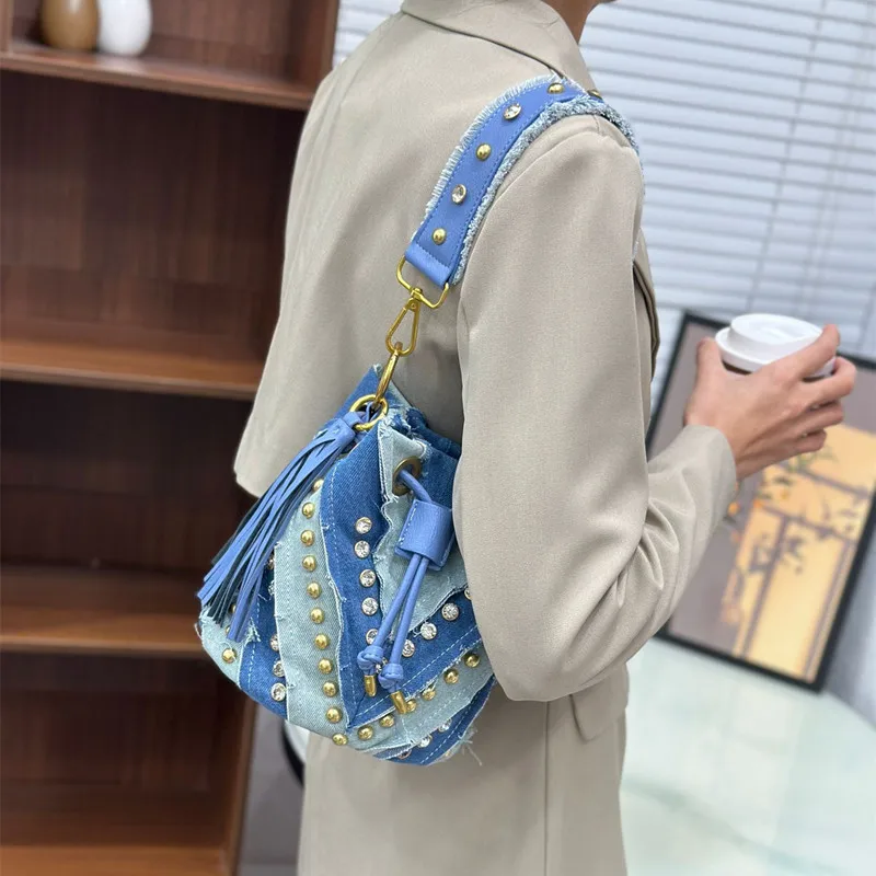 

Модные брендовые джинсовые сумки 2025 года, женские джинсовые сумки с бриллиантовой инкрустацией и заклепками, сумка-ведро в стиле ретро, сумка подмышки, сумка на плечо с цепочкой на шнурке