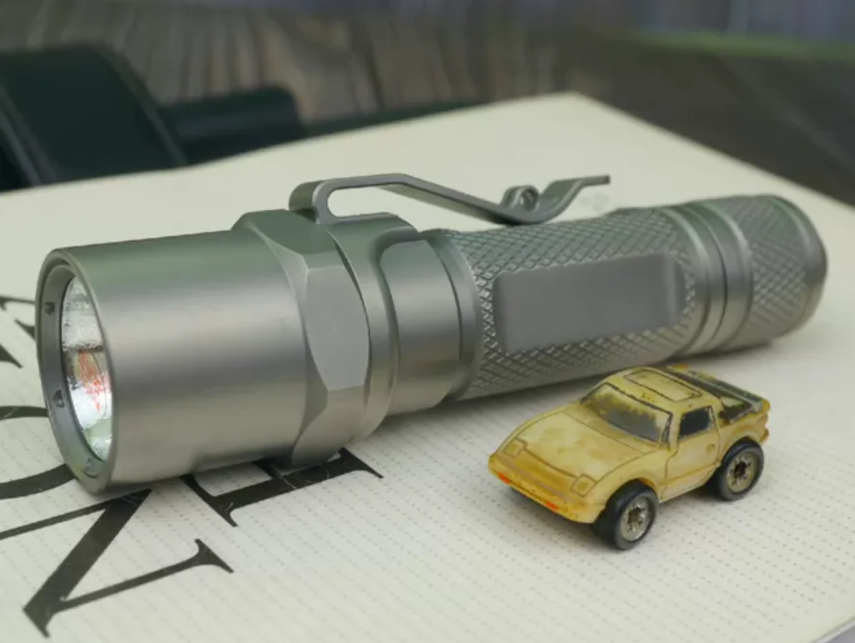 Used EDC Survefire E1.5e titanium alloy flashlight Outdoor Tools Torch Lamp decompression toy